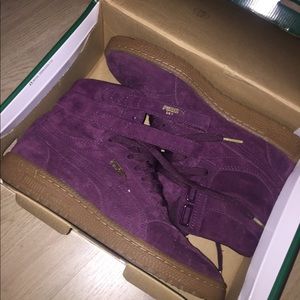 Worn once comes with box!!!!!!!!!  Suede Pumas